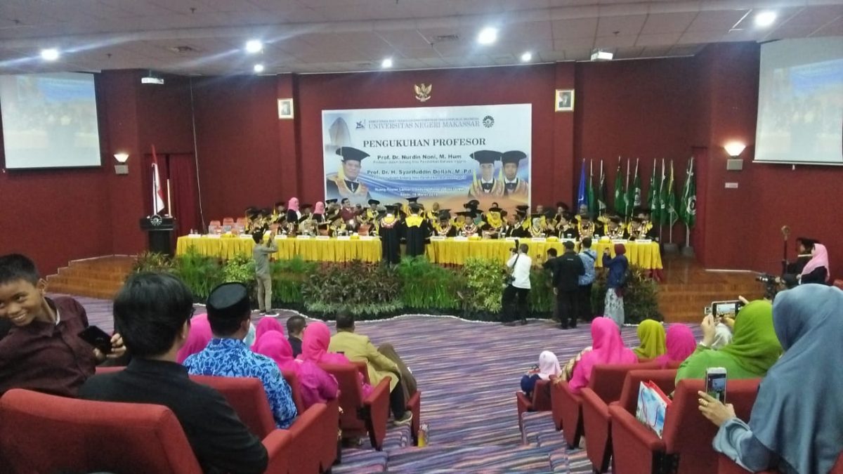 DUA GURU BESAR FBS RESMI DIKUKUHKAN