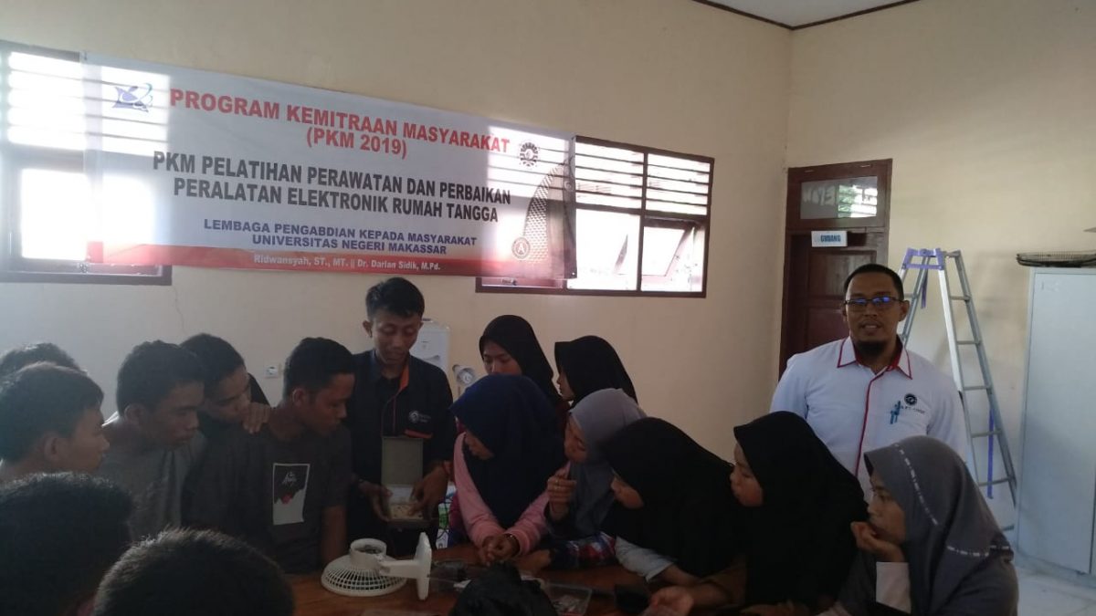 DOSEN TEKNIK UNM BERI PELATIHAN KETERAMPILAN ELEKTRONIKA BAGI GURU DAN SISWA SMK BARRU
