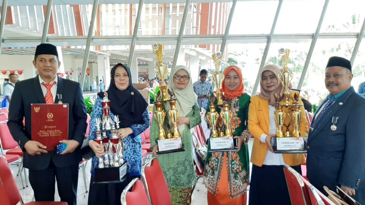 REKTOR UNM BERI PENGHARGAAN DOSEN PENELITI TERBAIK