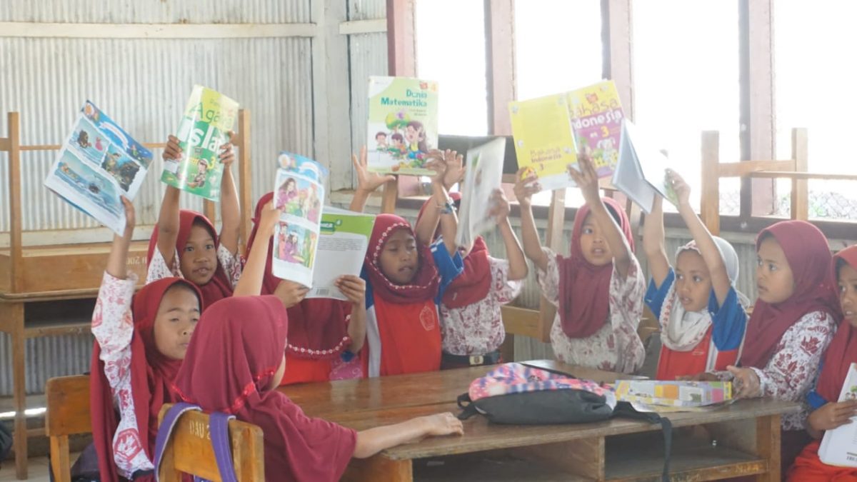 TUMBUHKAN BUDAYA LITERASI ANAK, LPM PENALARAN LAKSANAKAN PEMBELAJARAN LITERASI DI SDI AMPIRI BARRU