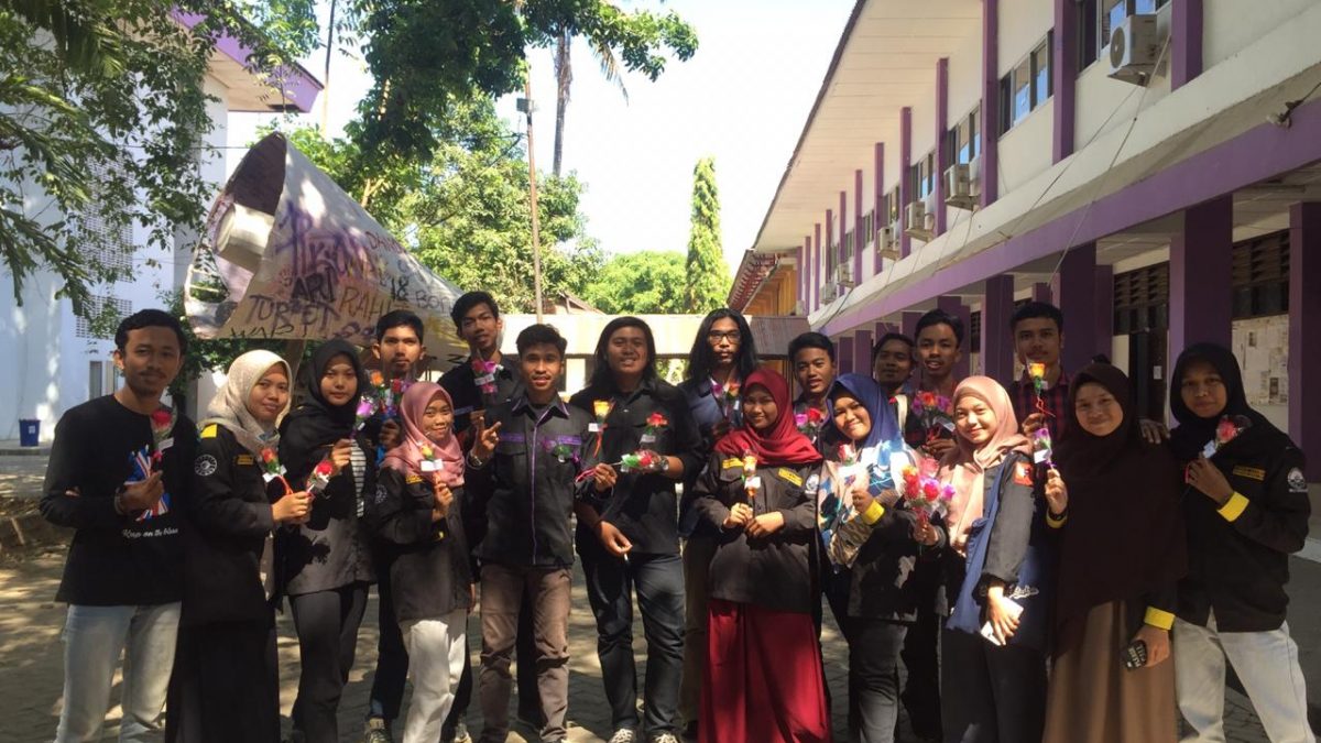 LK FBS UNM BAGIKAN BUNGA MAWAR SEBAGAI AKSI SIMBOLIK KASUS KEKERASAN AKEDEMIK DI FBS UNM