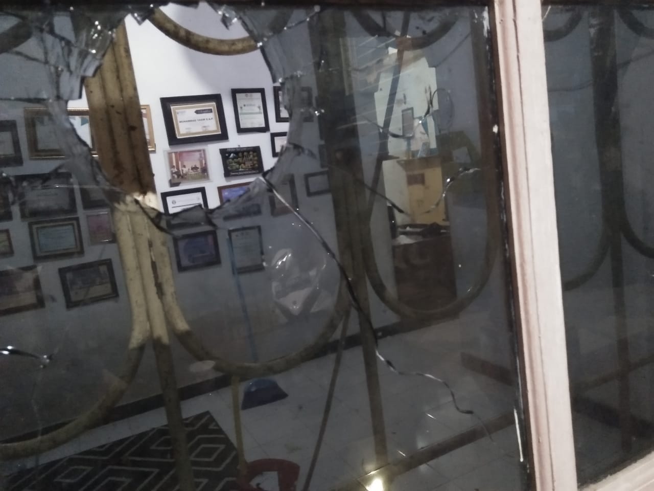 DIDUGA AKIBAT PEMBERITAAN, REDAKSI LPM PROFESI UNM DISERANG OTK
