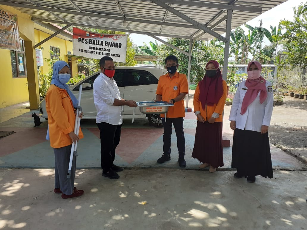 IKUTI PROTOKOL KESEHATAN, MAHASISWA KKN-REGULER UNM 2020 KELURAHAN SUDIANG ADAKAN TEMPAT CUCI TANGAN SEBAGAI PROKER