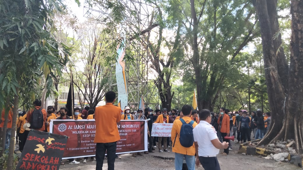 BEM FBS TURUT AKSI TUNTUT PEMOTONGAN UKT