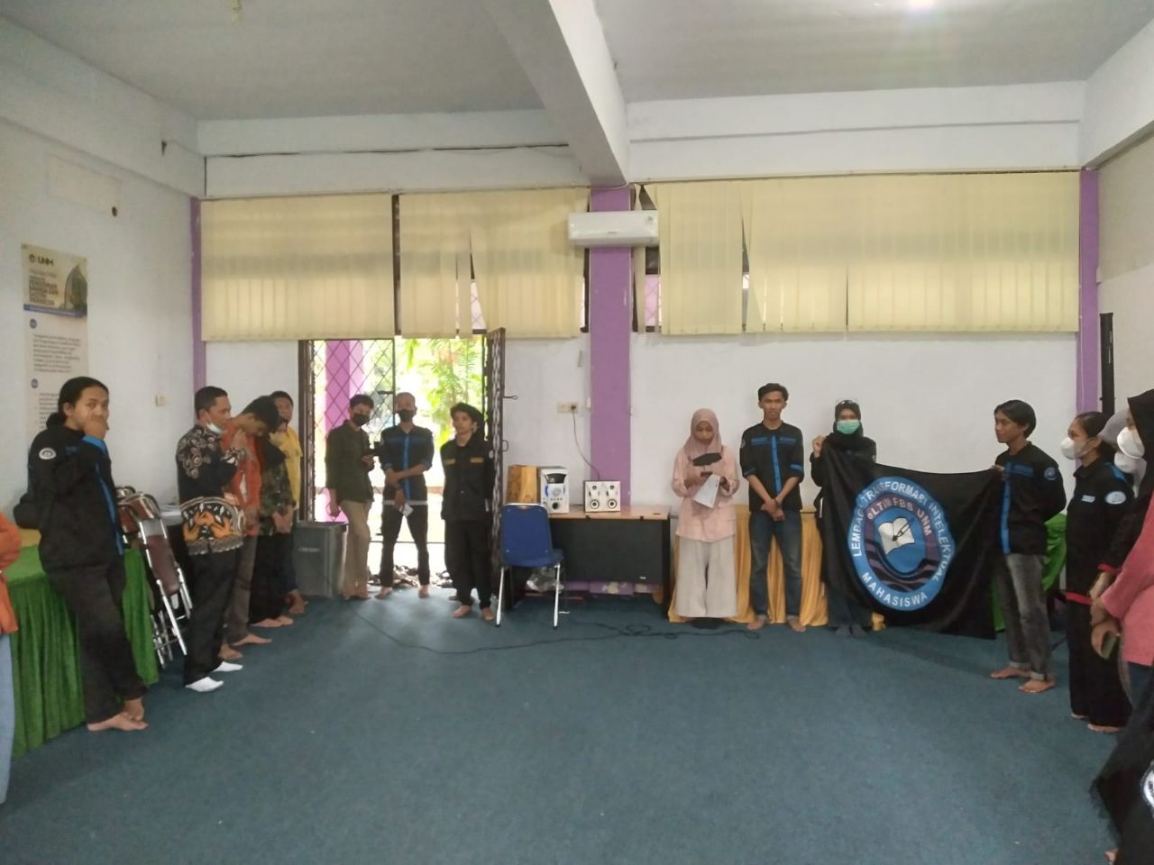 WD III FBS UNM LEPAS PESERTA TRAINING TRANSFORMASI INTELEKTUAL MAHASISWA