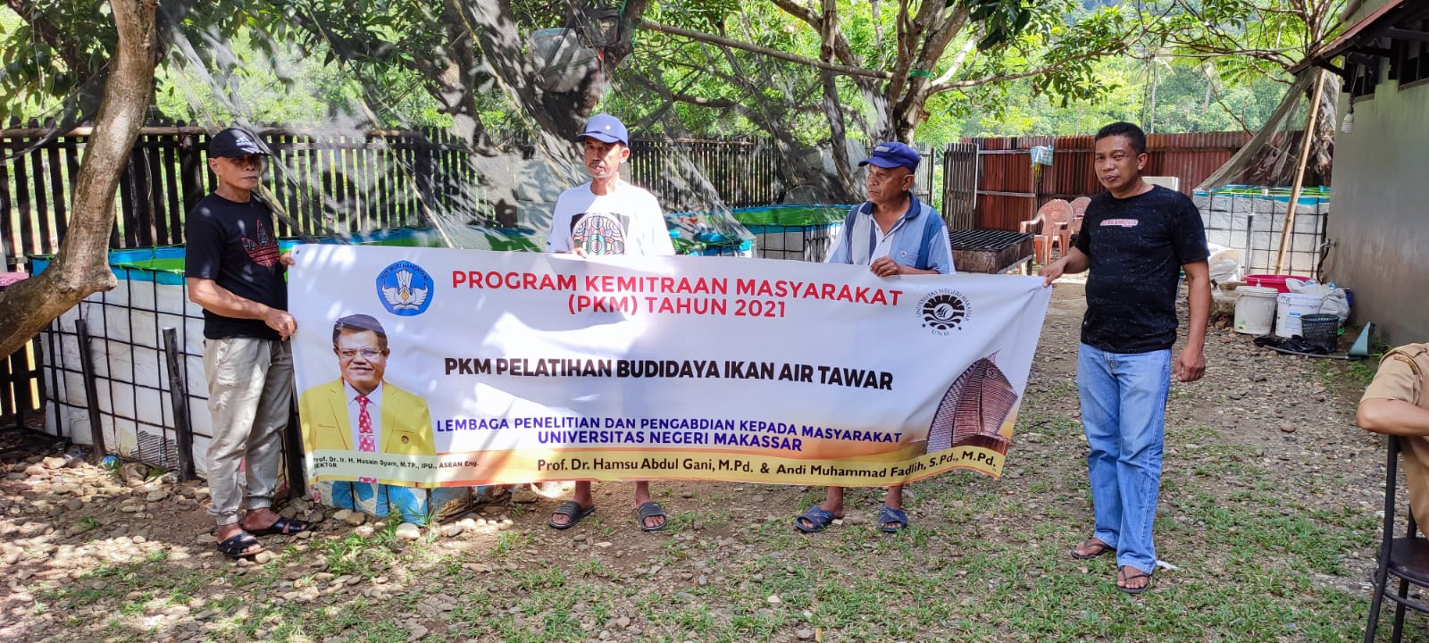 TIM PKM UNM BERI PENGETAHUAN BARU MENGENAI BUDIDAYA IKAN AIR TAWAR PADA MASYARAKAT KALABBIRANG