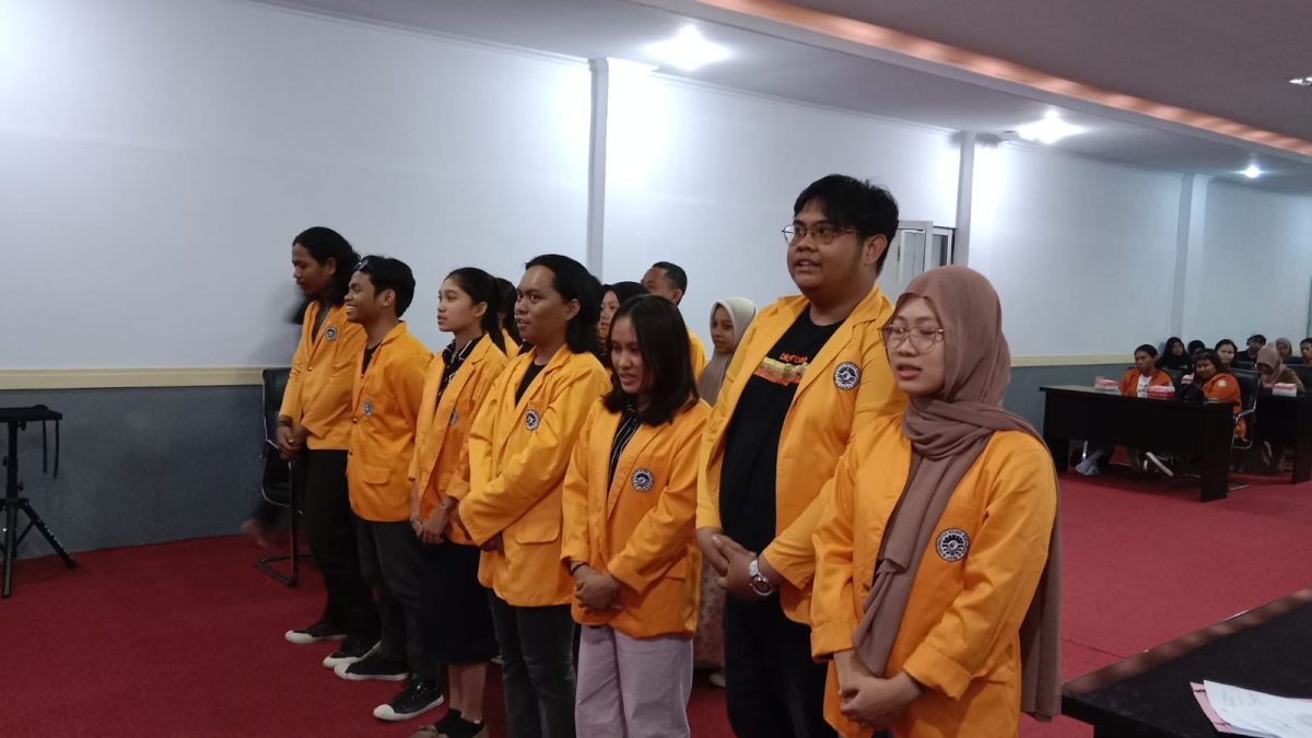 SEBANYAK EMPAT BELAS PENGURUS HMJ BAHASA ASING PERIODE 2023-2024 RESMI DILANTIK