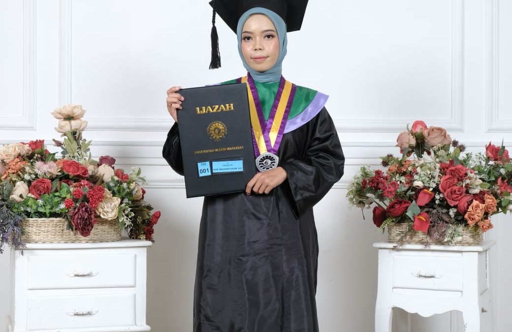 NUR INDAHSARI RADIN JADI WISUDAWAN TERBAIK FBS DENGAN IPK 3.98