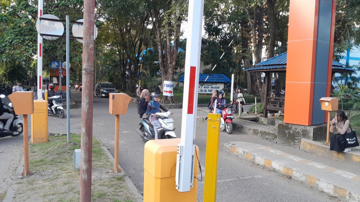 WR IV UNM TANGGAPI PORTAL KAMPUS II YANG KINI TIDAK DIGUNAKAN