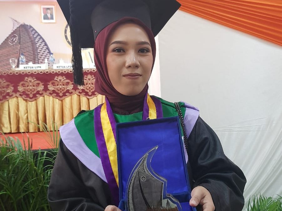 RATIH KUSUMANING AYU WISUDAWAN TERBAIK FBS DENGAN MASA STUDI DUA TAHUN SEBELAS BULAN