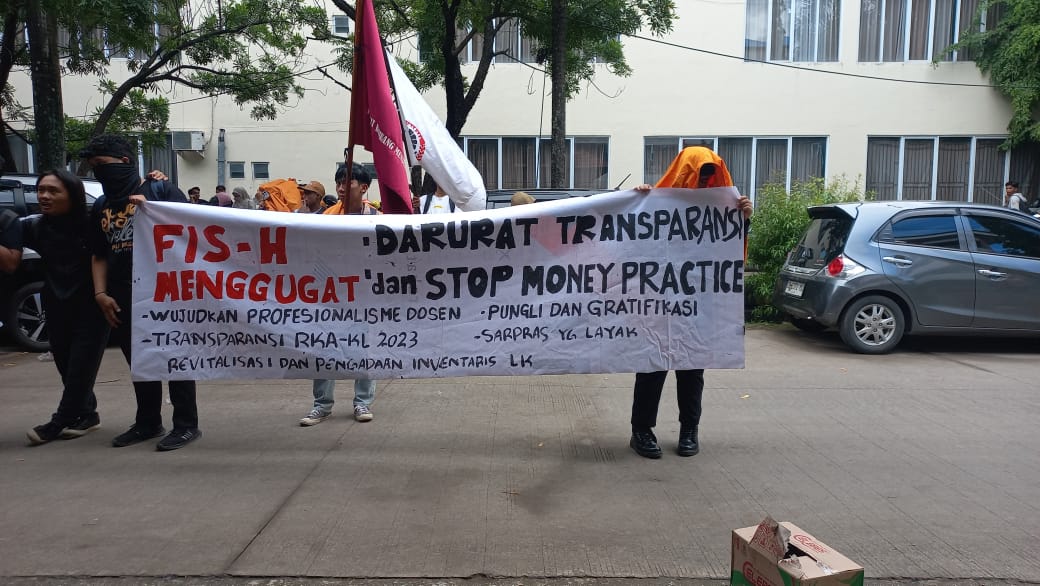 BEM FIS-H SUARAKAN LIMA TUNTUTAN DALAM AKSI DARURAT TRANSPARANSI DAN MONEY PRACTICE