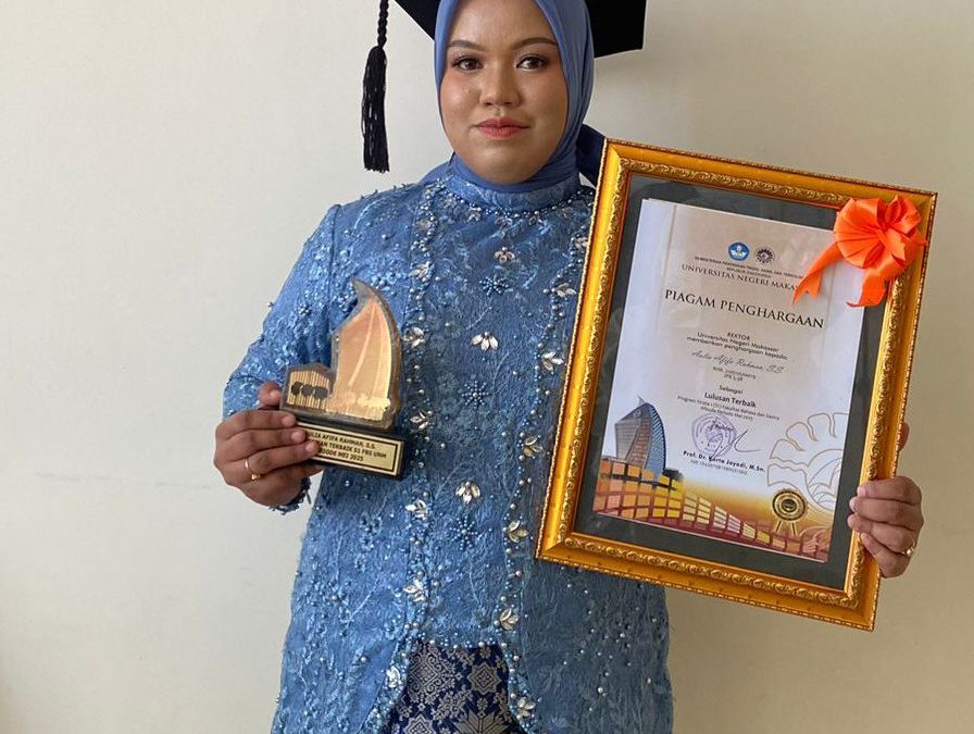 AULIA AFIFA RAHMAN RAIH PREDIKAT WISUDAWAN TERBAIK FBS DENGAN IPK 3,98