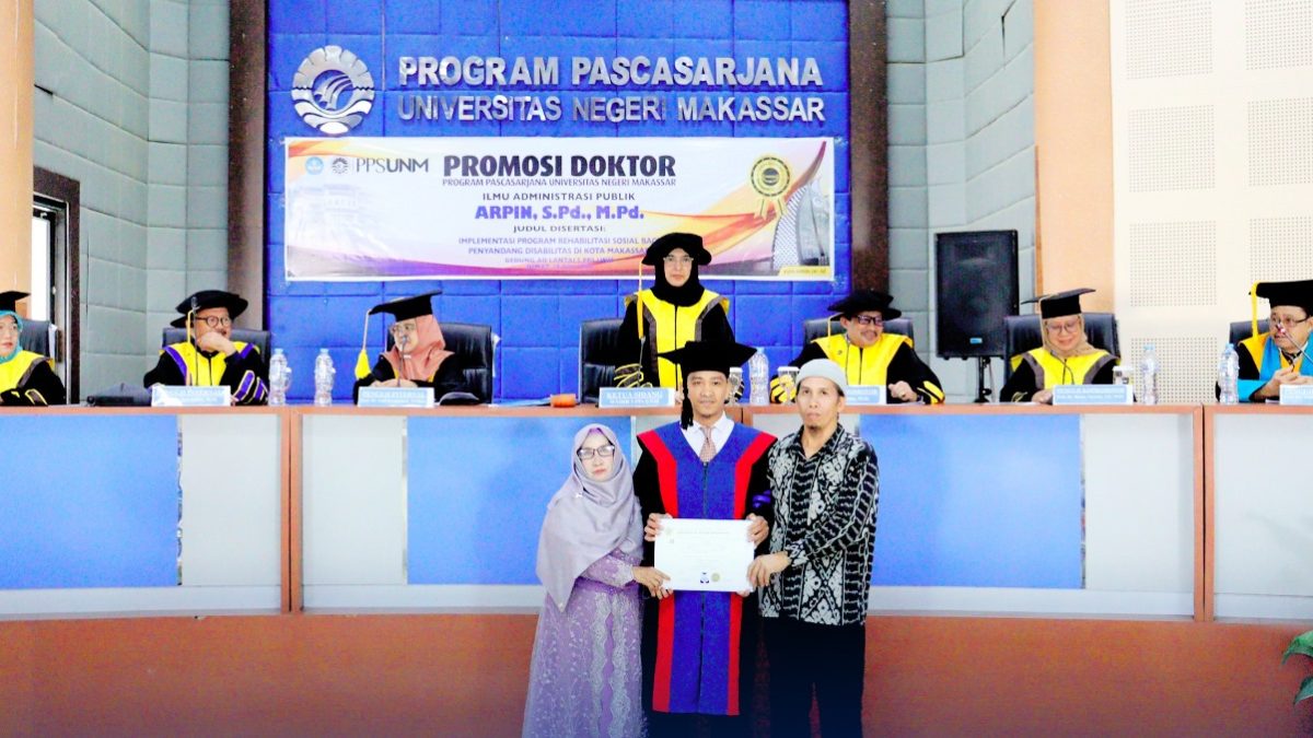 ARPIN: PETUGAS KEBERSIHAN YANG BERHASIL RAIH GELAR DOKTOR