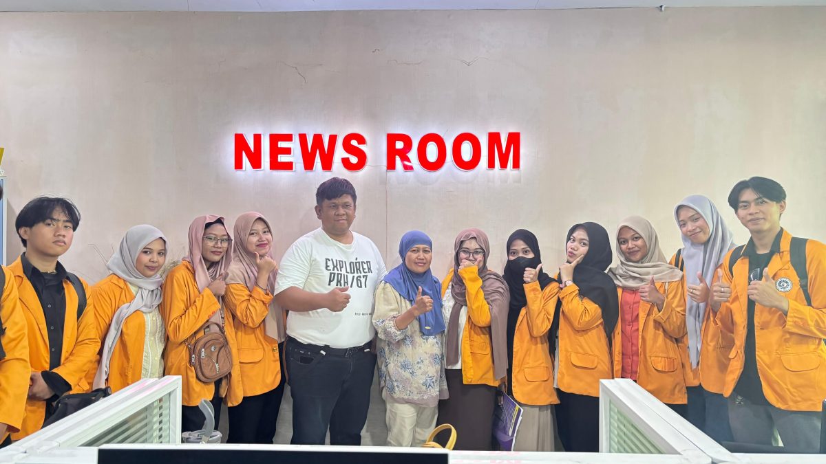 MAHASISWA BEC PELAJARI BAHASA JURNALISTIK LEWAT KUNJUNGAN KE RRI MAKASSAR