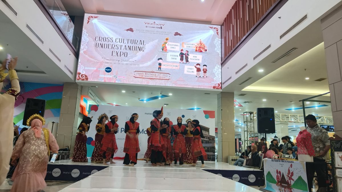 MAHASISWA PBI ANGKATAN 2025 KENALKAN BUDAYA INDONESIA LEWAT CCU EXPO