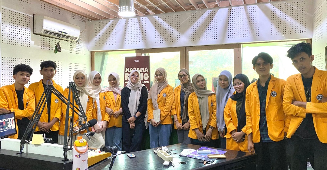 MAHASISWA BEC KENALI DUNIA PENYIARAN DAN JURNALISTIK LEWAT KUNJUNGAN KE MADAMA RADIO