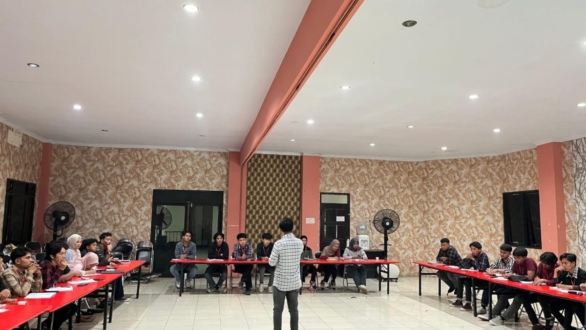 BENTUK KEPEMIMPINAN TRANSFORMATIF, BEM FEB UNM GELAR LK II
