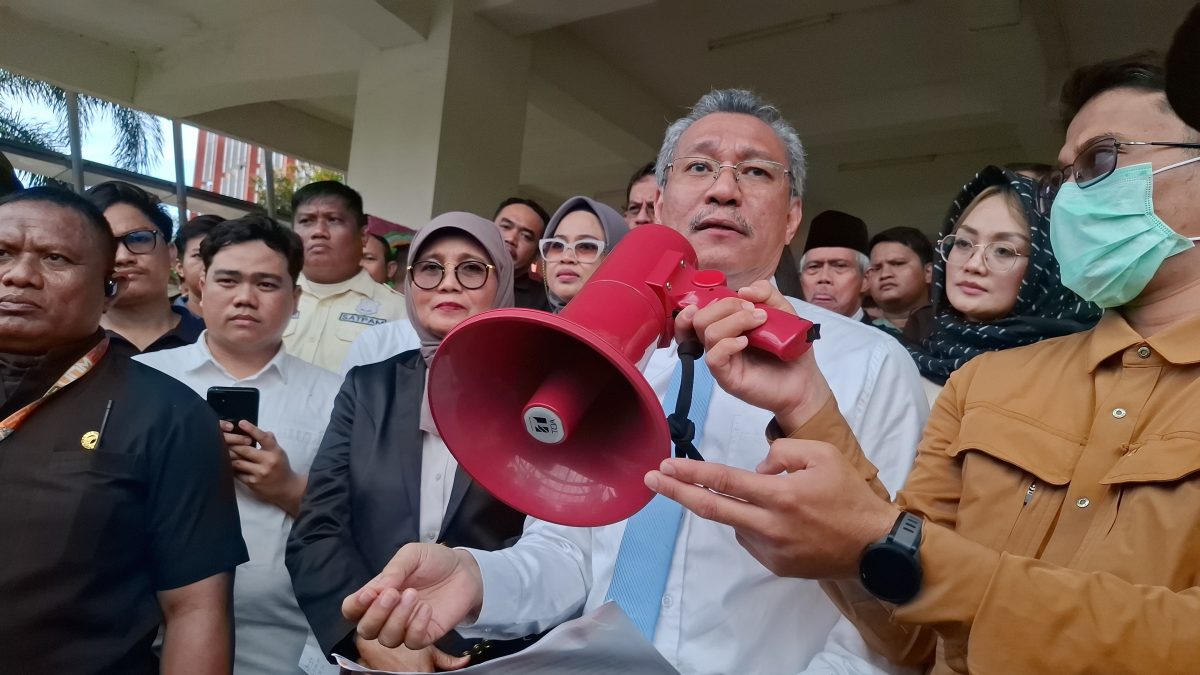 AKSI MAHASISWA UNM SOROTI LEGALITAS PLH REKTOR DAN STATUS HUKUM REKTOR