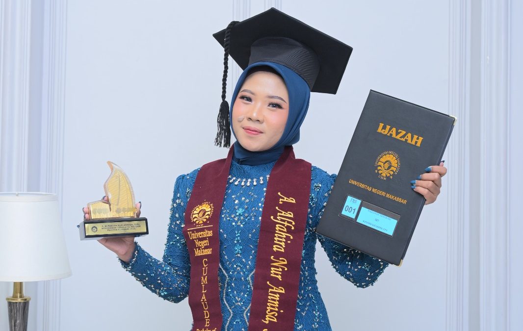 A. ALFAHIRA NUR ANNISA JADI WISUDAWAN TERBAIK FBS DENGAN IPK 3,99