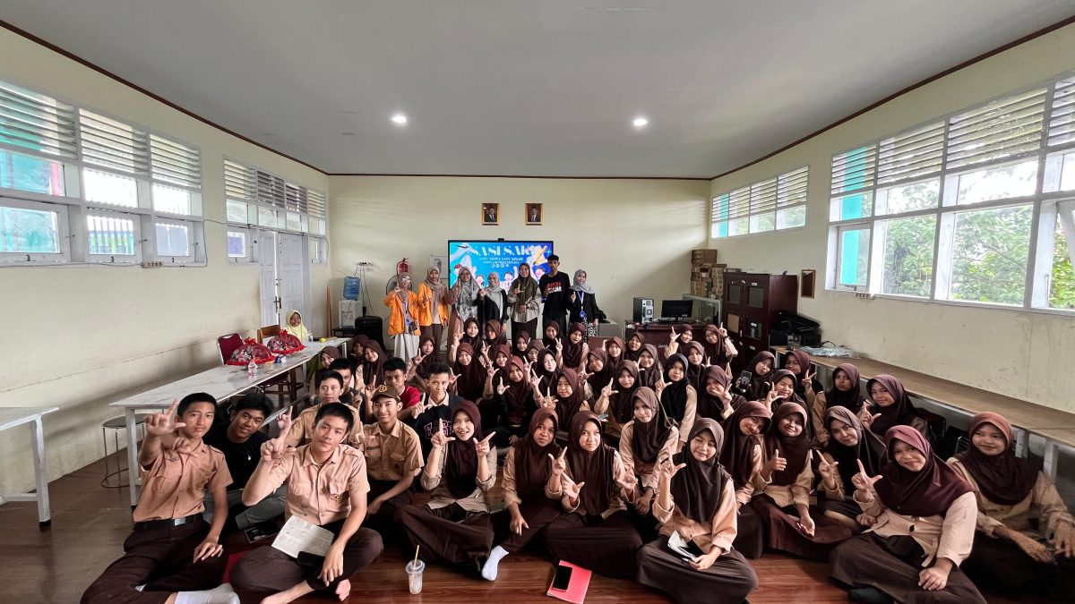 ABADIKAN KISAH LEWAT PROGRAM SASISAKI, SMPN 2 SUNGGUMINASA GELAR SEMINAR MENULIS CERPEN