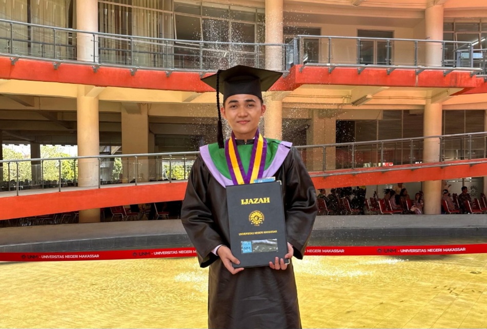 LULUS DENGAN IPK 3,99 REZTU DWI SAKTI JADI WISUDAWAN TERBAIK FBS