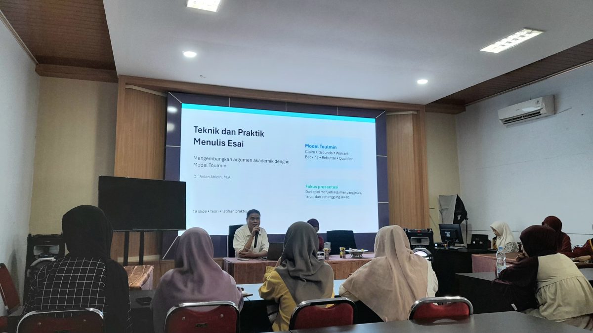 BALAI BAHASA SULSEL BEKALI MAHASISWA FBS TEKNIK PENULISAN ESSAI LEWAT LOKAKARYA 2026