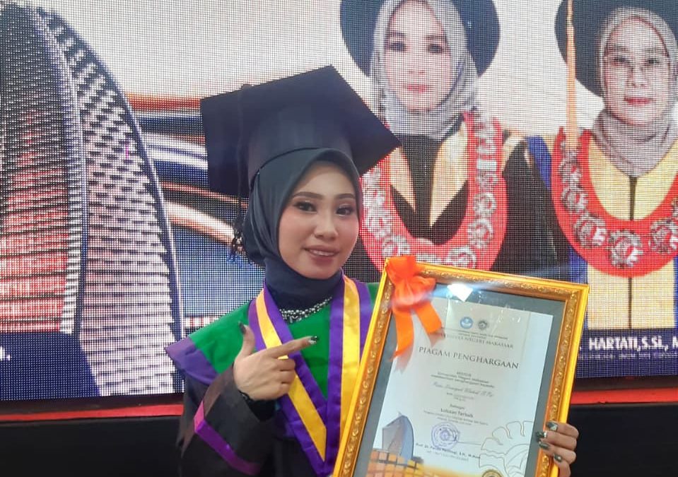 PUTRI DEWIYAH WAHID RAIH PREDIKAT WISUDAWAN TERBAIK FBS DENGAN IPK 4,00