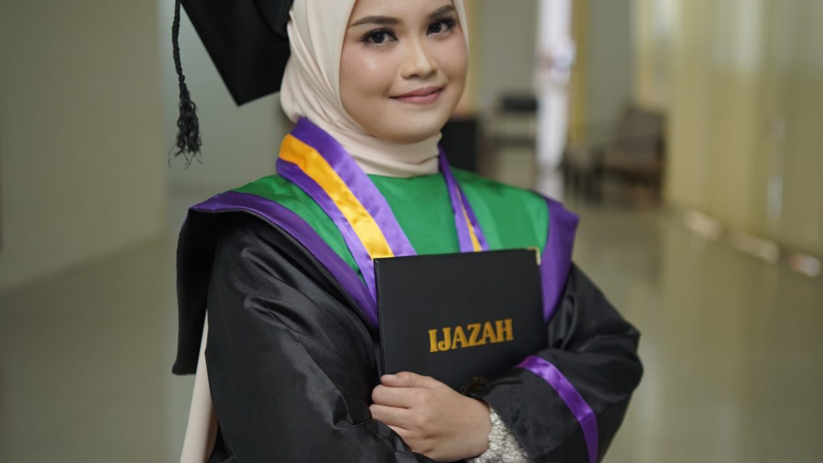 BUNGA MAWAR JADI WISUDAWAN TERBAIK PROGRAM S1 FBS DENGAN IPK 3,99