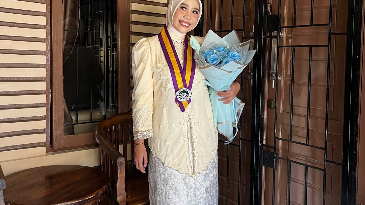 MARLINA RAIH PREDIKAT WISUDAWAN TERBAIK S1 FBS UNM DENGAN IPK 3,98